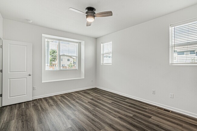 Building Photo - 1047 Oak Cir