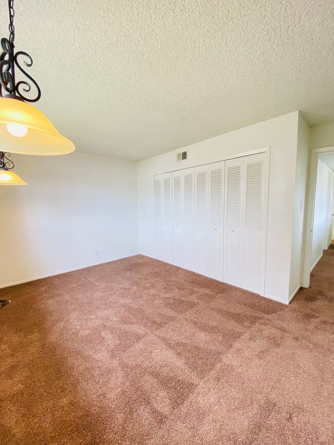 Building Photo - Cute Corner Lot!