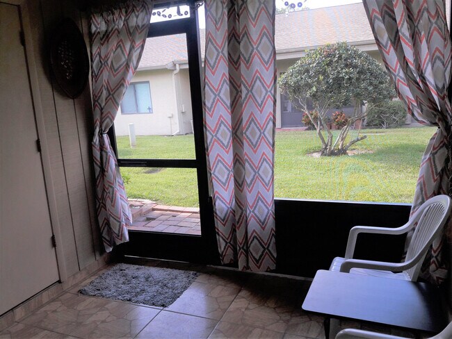 Building Photo - Short term, turnkey furnished, 2 bedroom, 2 bathroom condo in convenient Bradenton location.