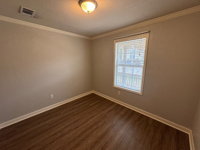 Building Photo - Three bed two bath in Fischer close to Can...