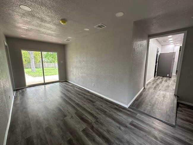 Building Photo - 4707 Midway Dr
