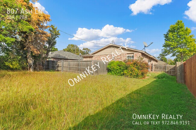 Building Photo - 807 Ash Ln