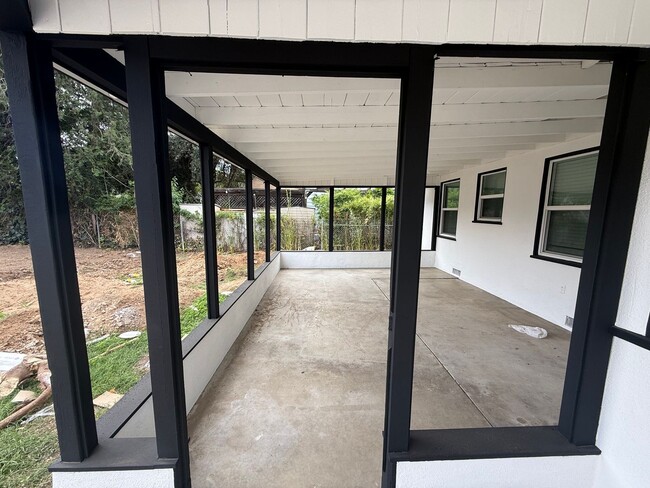 Building Photo - Newly remodeled 3 bedroom 2 bath