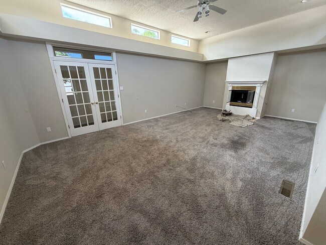 Building Photo - Spacious 3-Bedroom