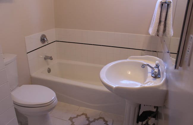 Guest bathroom - 3283 Kelton Ave