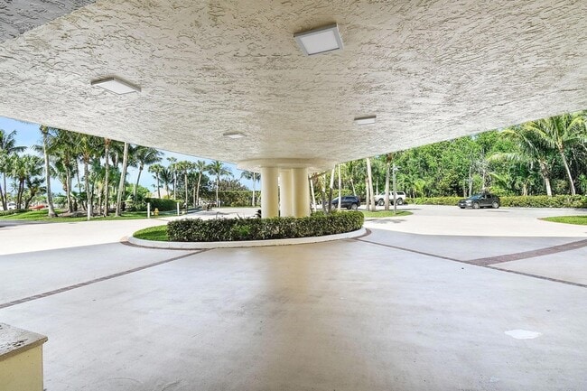 Building Photo - 221 NE Plantation Rd