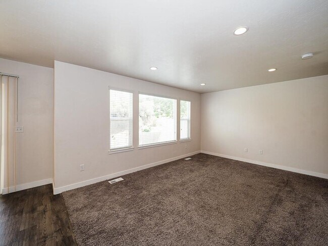 Building Photo - Draper Hillside Townhome