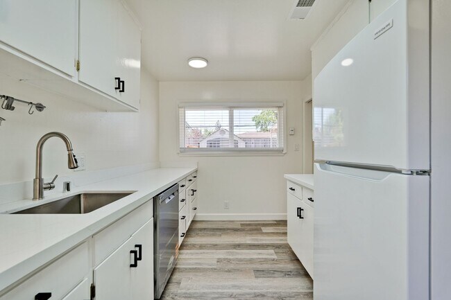 Building Photo - 800 W Hacienda Ave