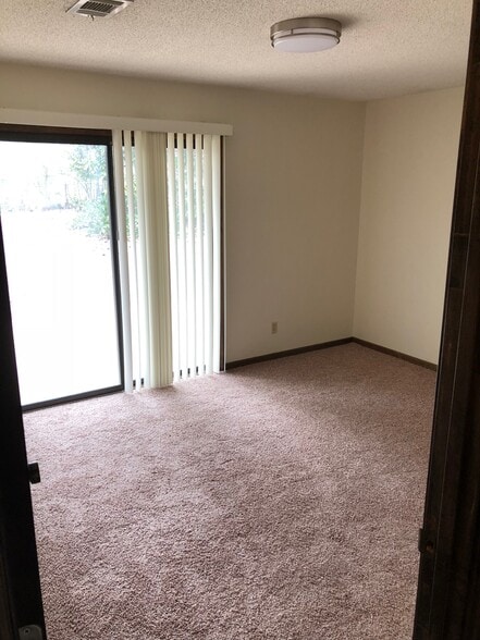 Building Photo - 2040 Pineview Dr