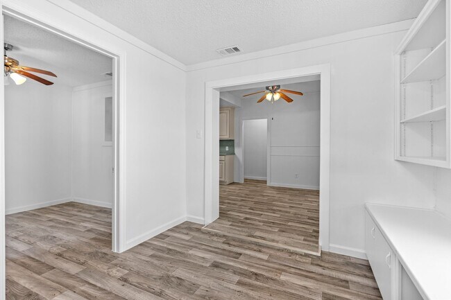 Building Photo - Beautiful & Unique Rental Home Spacious, C...