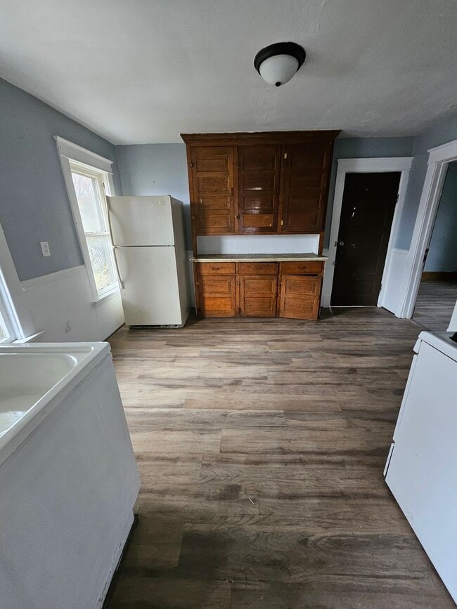 Building Photo - Upper 3 bedroom unit