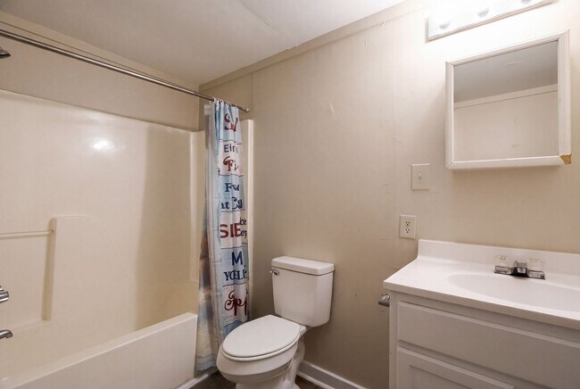 Building Photo - Classic Charm with Modern Updates – Spacious 4 Bedroom Rental