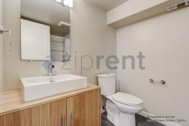 Building Photo - 1338 Parker St
