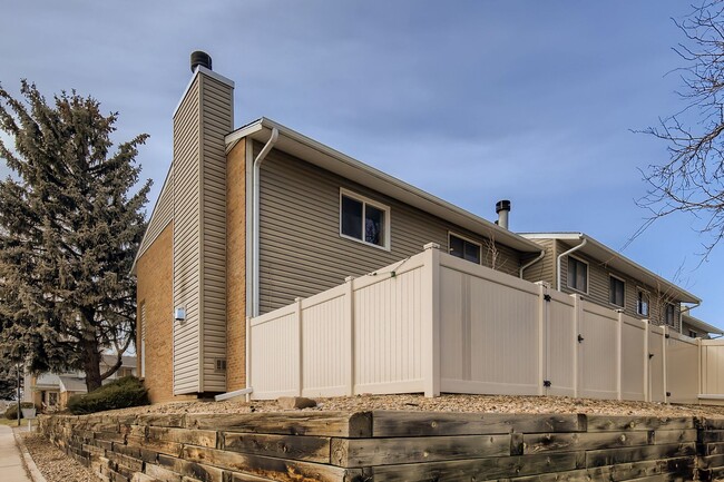 Building Photo - Corner Unit 2 BDR / 2.5 BA Townhome