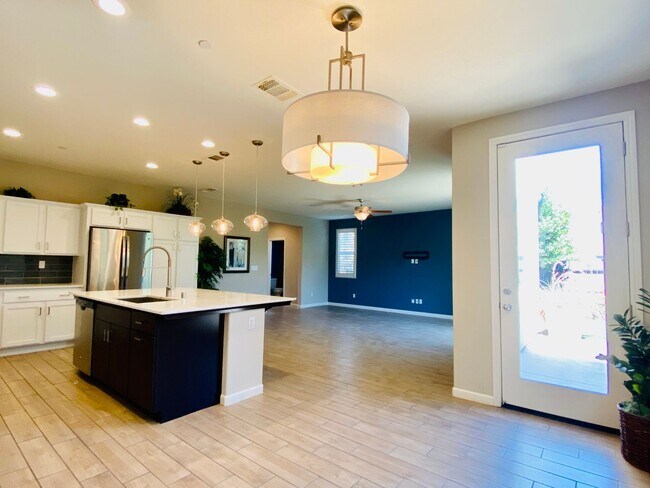 Building Photo - $2,450 Ashlan & Leonard, Beautiful 3 Bedro...