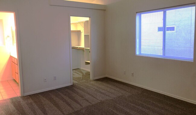 Building Photo - 3+2 Stylish and comfortable place to call home!