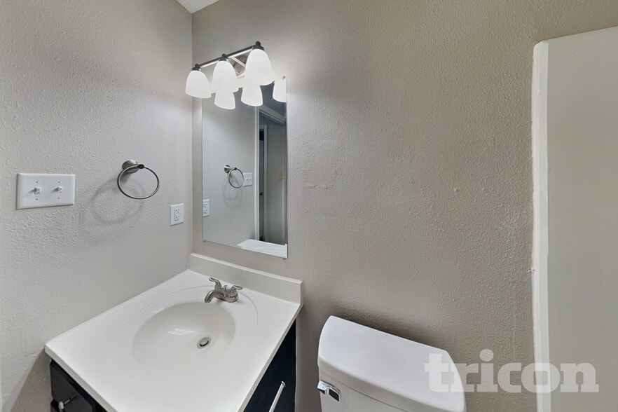 Building Photo - 5753 N Jamestown Dr