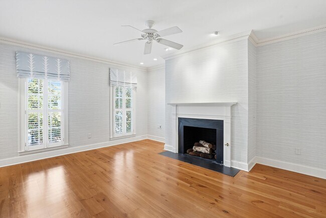 Building Photo - 3 BED | 4 BATH | TWO CAR GARAGE | HISTORIC DISTRICT TOWNHOME