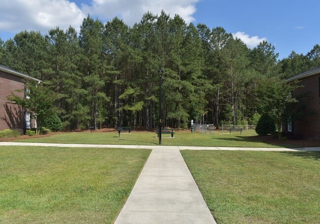 Building Photo - ONE-3 BED/3 BATH UNIT AVAILABLE AUGUST 15TH!