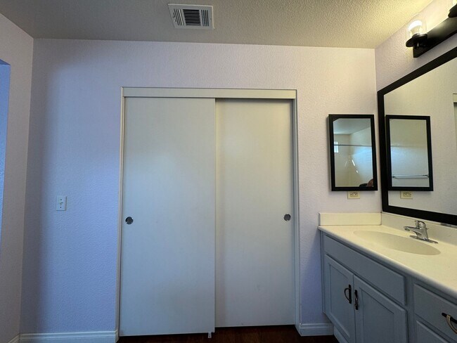 Building Photo - Townhome for Rent