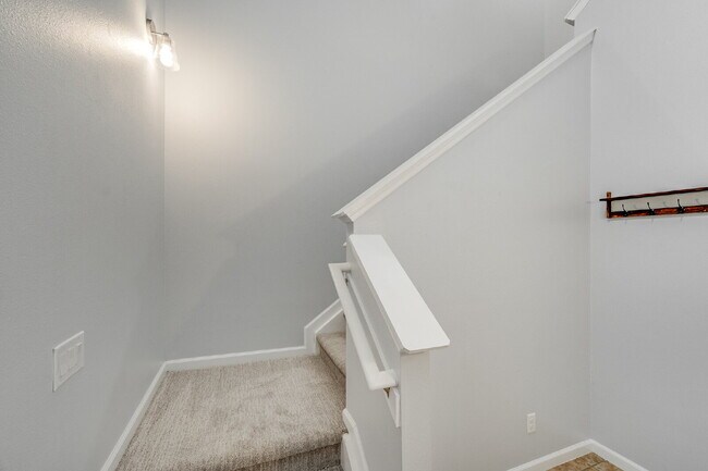 Building Photo - End Unit in Lake Washington Townhomes!!