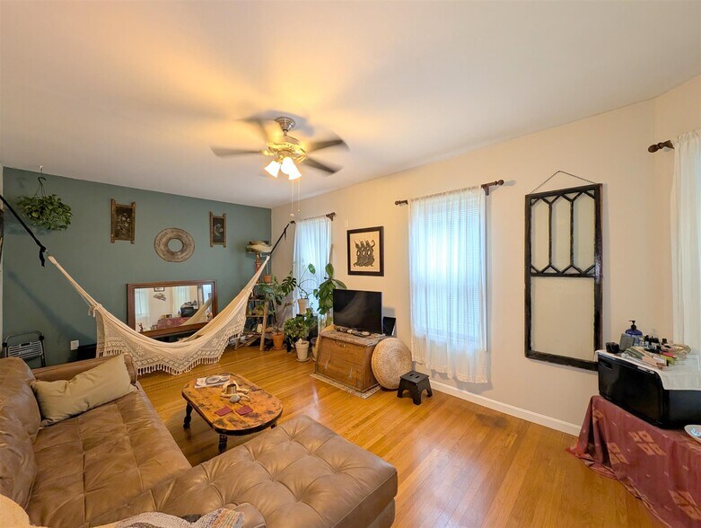 Building Photo - 50 William St