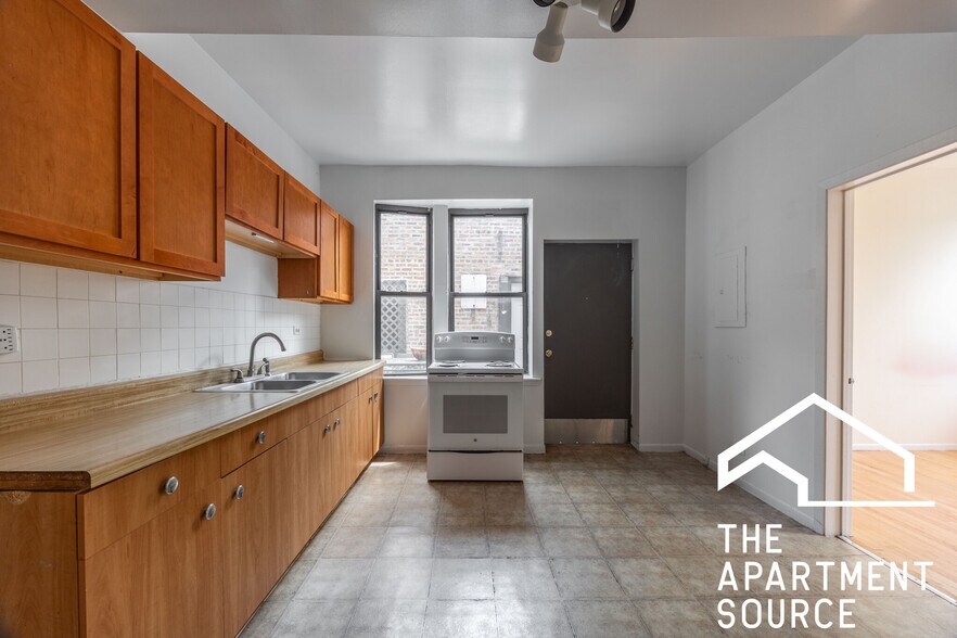 Building Photo - 3147 W Medill Ave