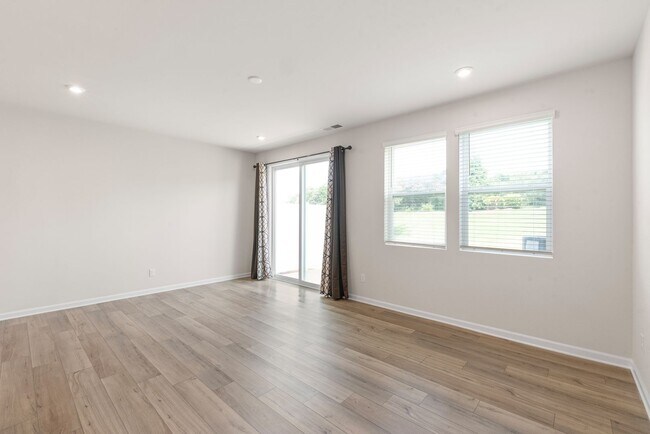 Building Photo - Like-New Townhome in Pristine, Move-In Ready Condition