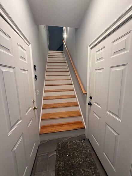 Building Photo - 9 King Phillip Trl