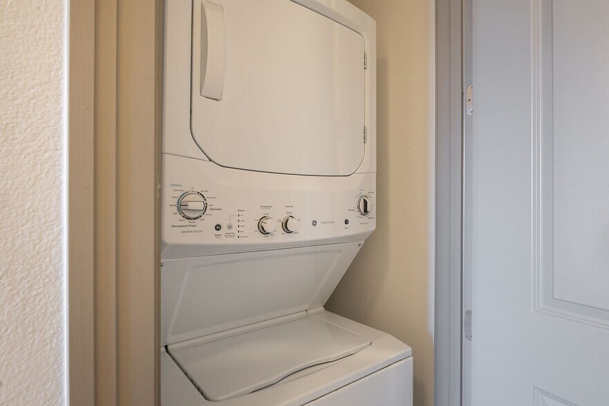 Building Photo - 555 N College Ave