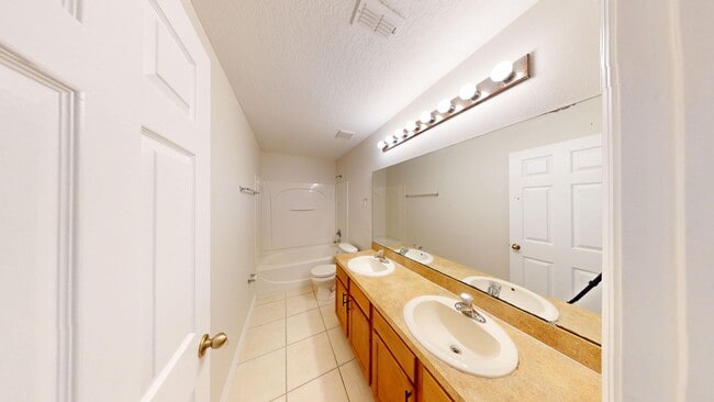 Building Photo - 4 Bedroom /2.5 bath Spacious Home In Sanfo...