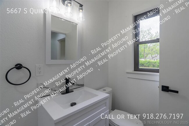 Building Photo - 5667 S Quincy Ave