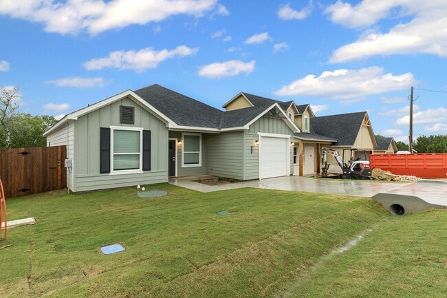 Building Photo - Gorgeous in Granbury