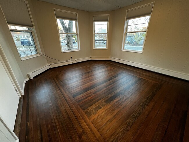 Building Photo - 158 Holland St