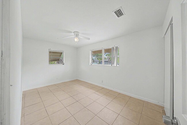 Building Photo - 301 SE 21st Ave