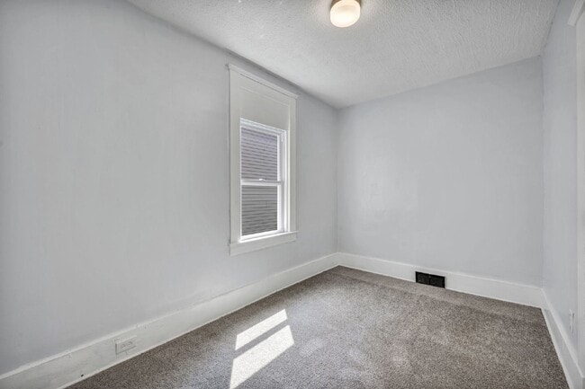 Building Photo - Spacious 5 Bedroom - Vouchers Accepted