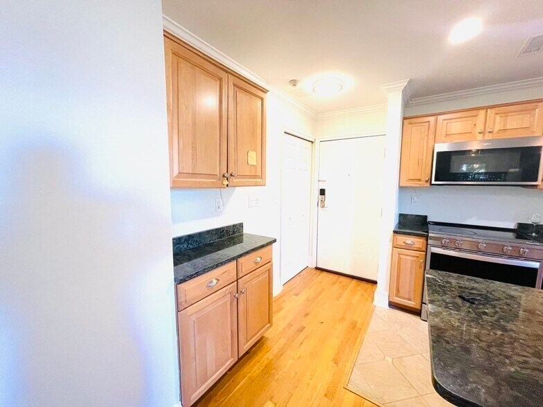 Building Photo - 416 Medford St