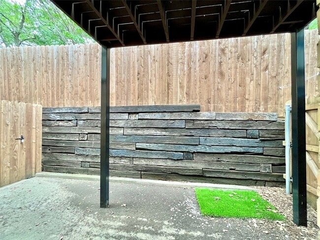 Building Photo - 1231 Dallas Dr