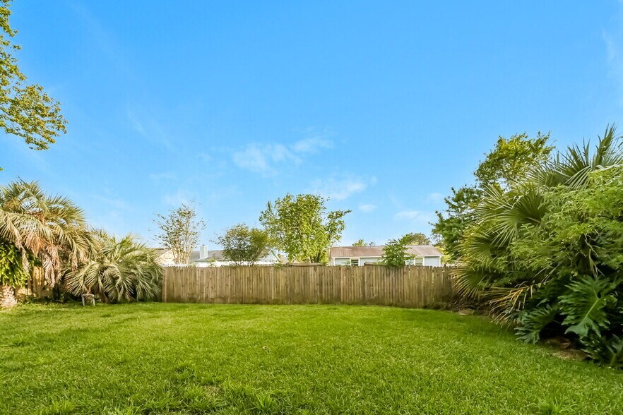 Building Photo - 8410 Spicewood Dr