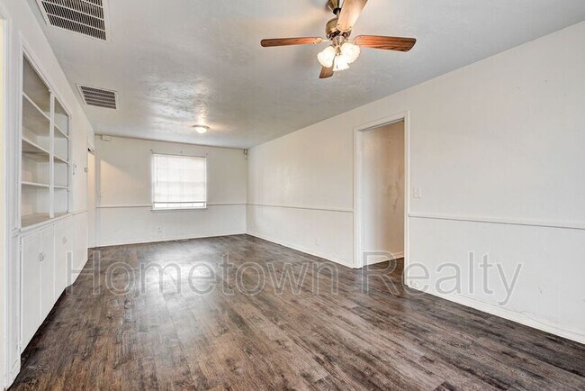 Building Photo - 917 NE 81st St