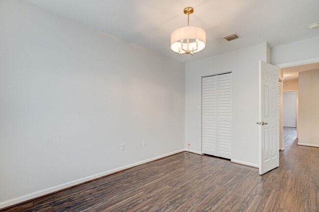 Building Photo - TWO WEEKS FREE! GORGEOUS townhouse updated...