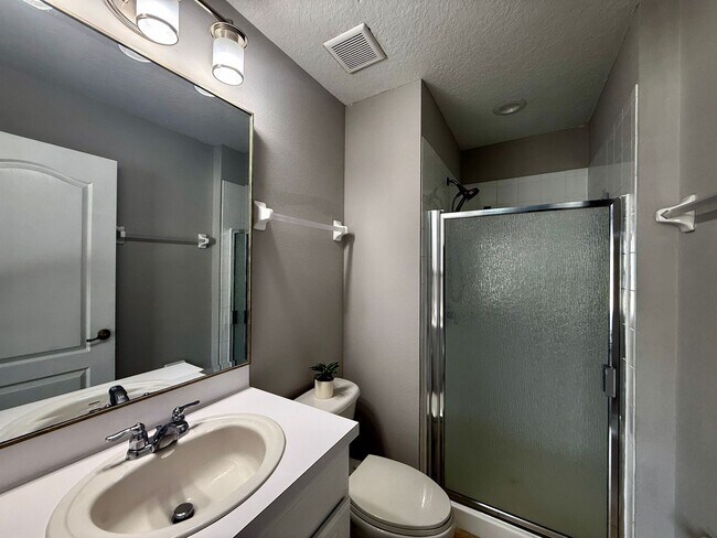 Building Photo - Clean and Comfortable 3 Bedroom Townhome