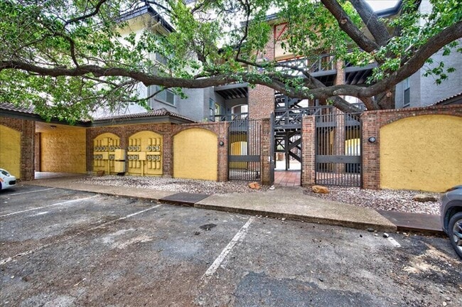 Building Photo - 806 W 24th St
