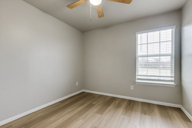 Building Photo - Southeast Dallas 3-Bed Home with New Featu...