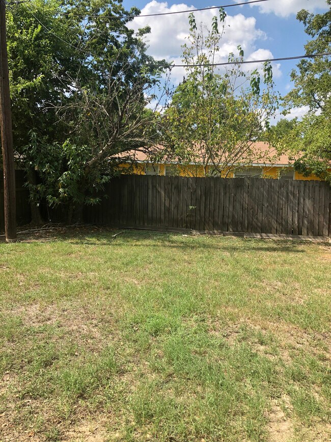 Building Photo - College Station - 2 bedroom 1 bath Duplex