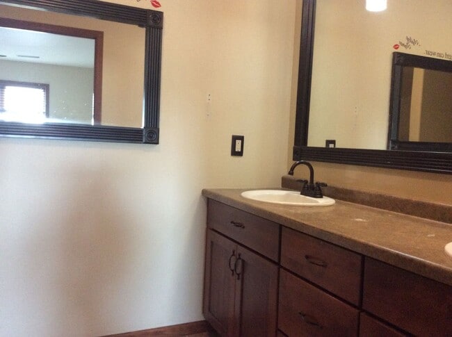 Building Photo - Lovely Townhouse for Rent