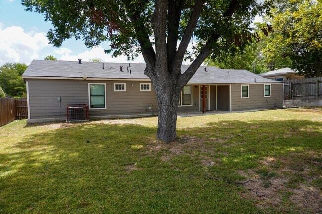 Building Photo - Charming Fully Updated 1930's Cottage in J...