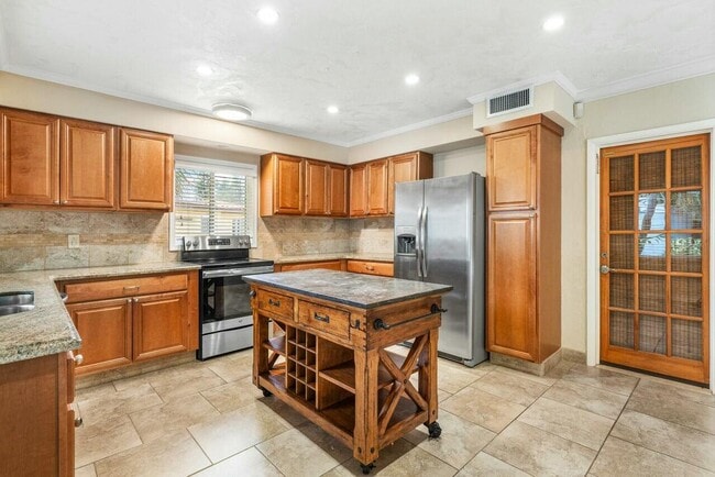 Building Photo - 121 NE Spanish Ct