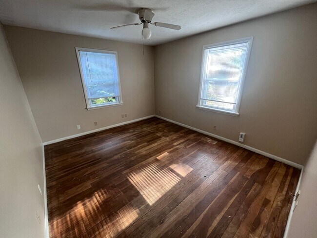 Building Photo - 4 Bedroom 2 Bath on Campus