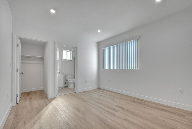 Building Photo - 5850 Vineland Ave